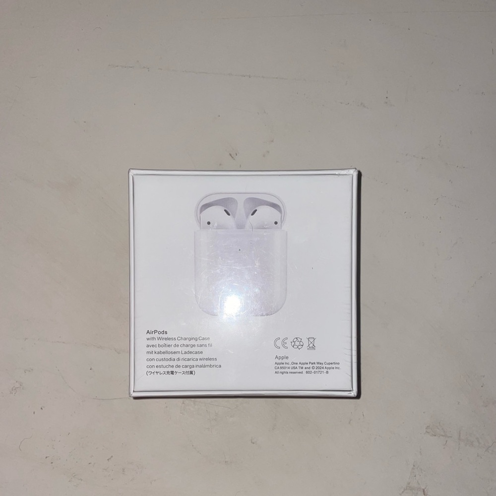 Apple AirPods with Wireless Charging Case - White